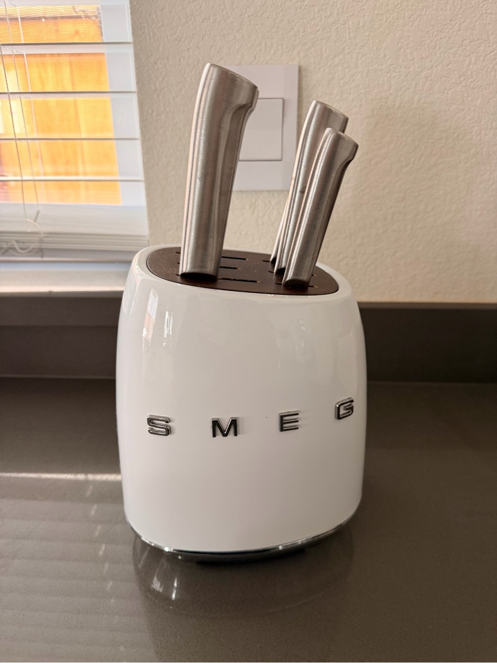 SMEG White Knife Block Set with Stainless Steel Handles